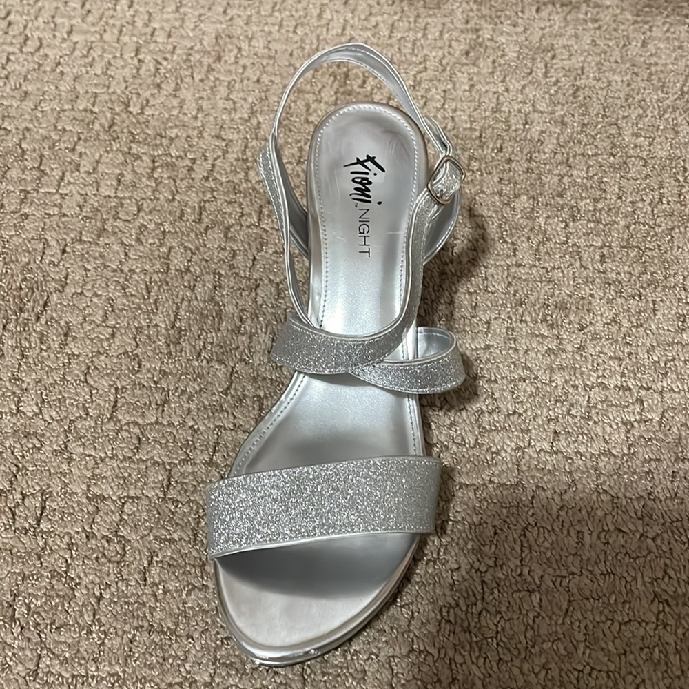 Silver Heels - Picture 2 of 3